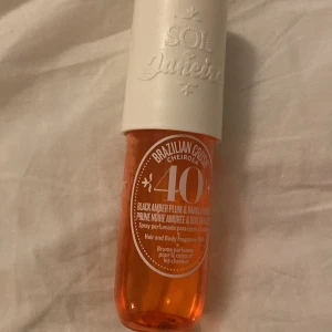 Sol de Janeiro Brazilian Crush 40 - Brazilian Crush Cheirosa 40 från Sol de Janeiro är en hår- och kroppsmist med doft av black amber plum och vanilla woods. Falskan är använd och är inte hela kvar! vilken man kan se på bilderna 