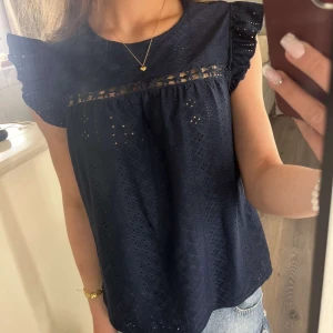 Mörkblå blus från SHEIN - Supersöt mörkblå blus från SHEIN i storlek XS :)