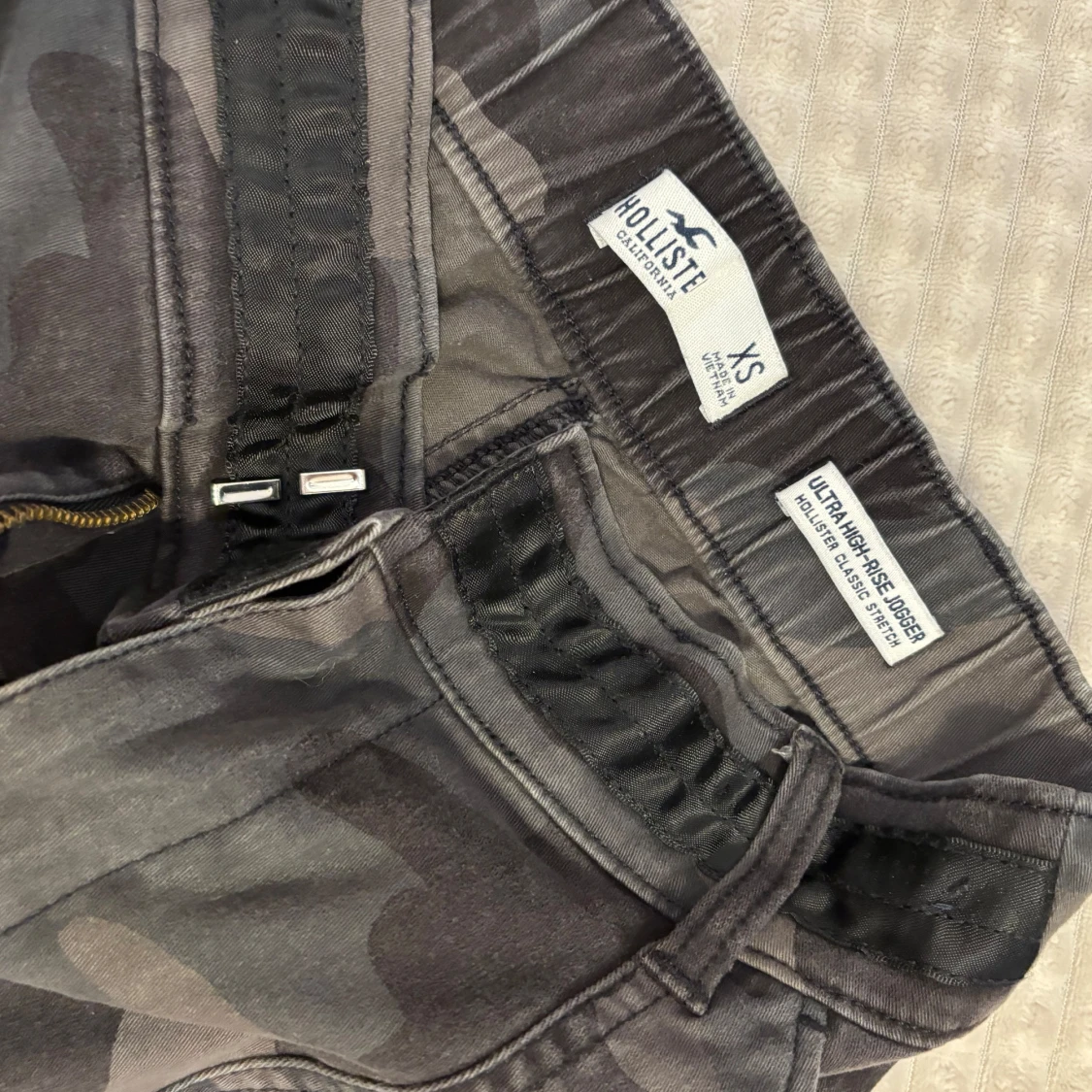 Camo cargopants från Hollister XS - 1