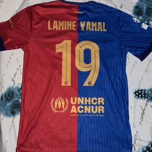 Lamine Yamal #19 Fc Barcelona  Fotbollströja (24-25) - Fet Lamine Yamal Fotbollströja från förra säsongen. Knappt används, säljs billigt. Storlek M. Skriv direkt om något undras🤙.