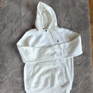 Ralph lauren tröja - En snygg ralph lauren tröja i ett 10-10 skick.✅ Stolek M /hör av er vid funderingar✅💯