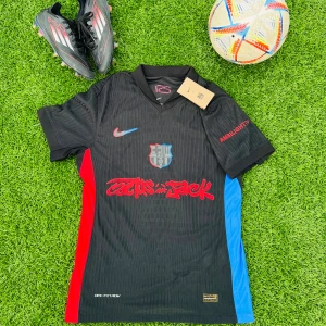 FC Barcelona x Cactus Jack – Lamine Yamal #19 (S) - Säljer en ny och oanvänd matchtröja från det unika samarbetet mellan Barcelona och Cactus Jack (Travis Scott). 🔥tagg finns och går att scanna 📏 Storlek: S 💯 Tryck: Lamine Yamal #19 + UNHCR-logga ✔️ Svart design med röd/blå detaljer – limited edition!  Skickas snabbt. Skriv vid intresse! Säljer bara tröjan. Skorna och bollen är bara där för design!