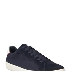 Mörkblå sneakers från Geox - Snygga mörkblå sneakers från Geox med vit sula och vit detalj på hälen. Skorna har klassisk snörning och är tillverkade i mocka och textil. Perfekta för dig som gillar stilrena och bekväma skor med en clean look.