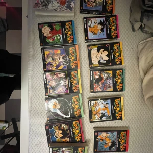 Dragon Ball: Fusionen - En fartfylld manga med episka fighter, humor och coola karaktärer. Perfekt för dig som älskar action, äventyr och att följa Goku och hans vänner på deras galna resor. En riktig klassiker för unga och unga vuxna som vill ha spänning och skratt! Köptes för ungefär 3 år sedan och många har varit presenter. Säljer pga av att jag inte har tid eller intresset längre för att läsa. Dem kostar som nya 115-150 kr styck så ni får ändå en liten rea😉