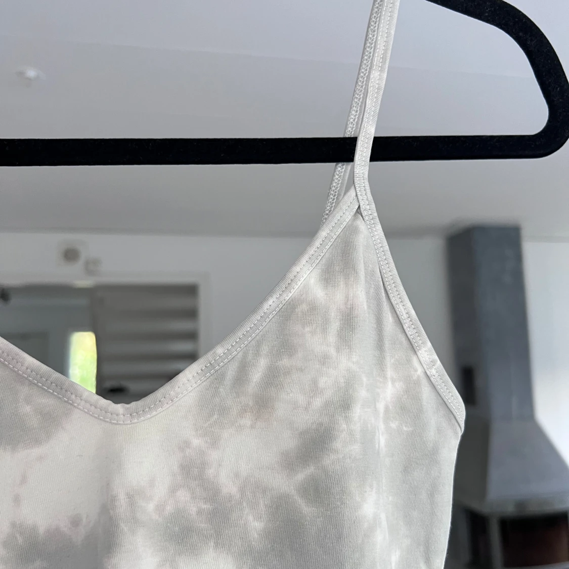 Ljusgrå tie-dye topp från Zara - 1