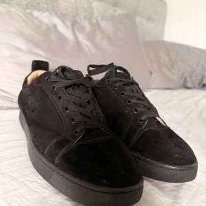  Loubs   - Säljer nu mina loubs för jag har köpt nya skor och har inte användning till dom längre,välanvända skor med lite skavanker så säljer dom hufsat billigt. 1000 är det jag vill ha men priset går att ändra(Dom ser bättre ut när dom är på fötterna) bild på det skriv!