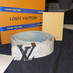Louis Vuitton Vitt Bälte - Säljer mitt vita Louis Vuitton Bälte som jag ägt i cirka ett halvår.💞 Det ända som är annorlunda på bältet från när det är köpt är missfärgning på insidan som brukar hända på alla LV bälten. Loggan går att ta av vilket visar ärligheten. ‼️ Kontakta mig vid frågor eller om priset för det är EJ hugget i sten 🎉