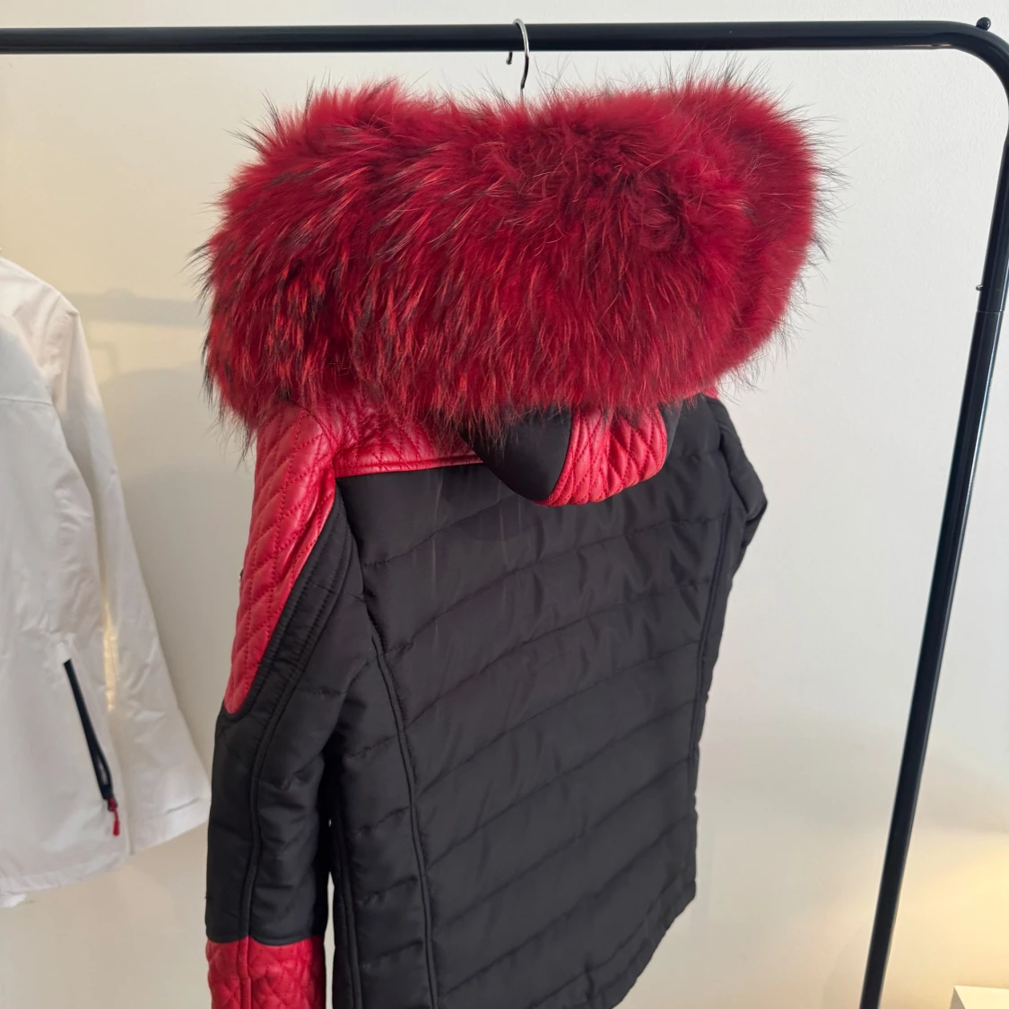 Svart och röd pälsjacka från Horspist - 1