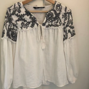 Blus  - En jättefin blus från zara. Passar perfekt till sommaren alla tillfällen. Materialet är lätt och den passar perfekt till en coverup ❣️