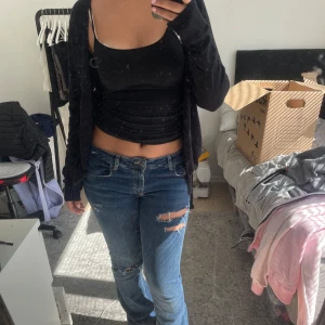 Svart kofta  - Svart kofta som jag har ingen anning vart den är ifrån, kommer inte ihåg vart jag köpte den. På lappen står de BasicU, vet ej vad det betyder. Men har aldrig kommit till användning och säljer drf. Tröjan är i bra skick, inga defekter. Kontakta mig vid frågor💕😊