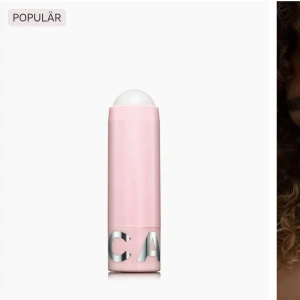 Dew it yourself Glansig highlighter-stick från CAIA ord pris 245kr - Highlighter-stick i ljusrosa hylsa med silvriga detaljer. Ger silkeslen, glansig finish utan glitter och är enkel att applicera på kindben, nästipp, ögonlock eller läppar. Lätt, vegansk formula som boostar glowet. Perfekt för att framhäva ansiktets höjdpunkter. Ord pris 245kr