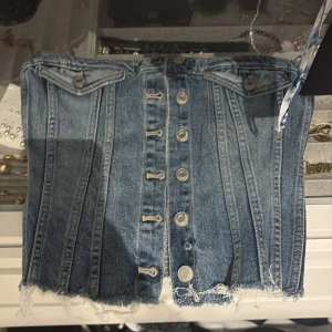 Jeans korsett-topp med knappar - Jeans topp från Zara, storlek M men passar mig som vanligtvis har xs/s, använd fåtal gånger så är i väldigt fint skick, köparen står för frakt 