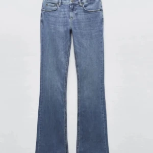 Zara bootuct jeans  - Säljer mina Zara jeans, bootcut med låg midja då jag har två par och inte använder dessa. Jättefint skick.