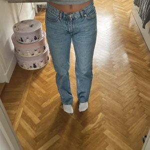 Perfect Jeans ljusblå raka jeans - Säljer ett par ljusblå jeans från Perfect Jeans i klassisk rak modell. Jeansen har fem fickor, bälteshällor och snygga kontrastsömmar. De är högmidjade och har en tidlös look som passar till allt. Materialet är 100% bomull för en äkta jeanskänsla. 