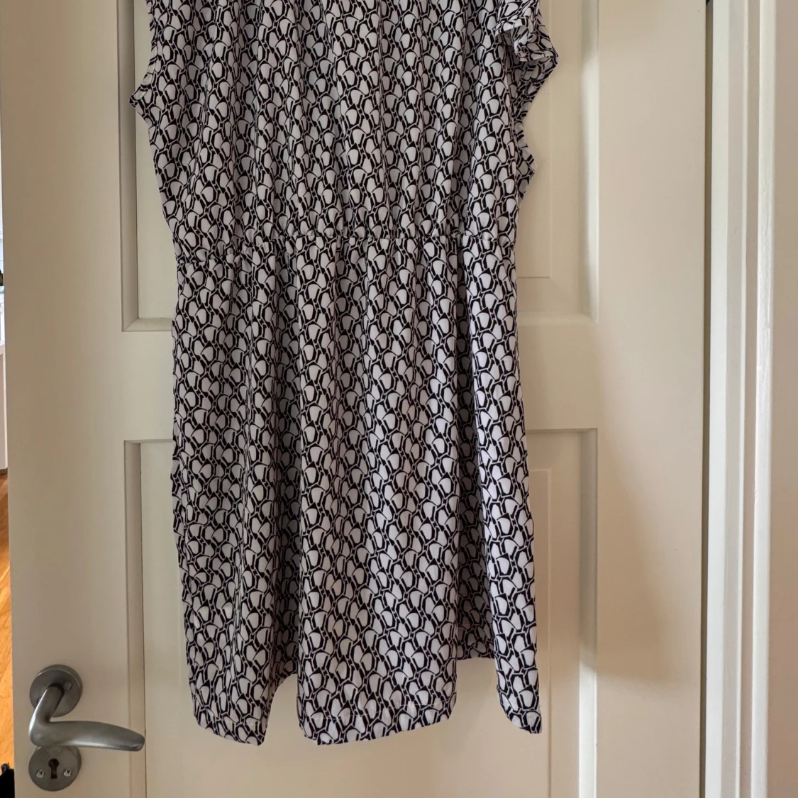 Svartvit mönstrad klänning - 1