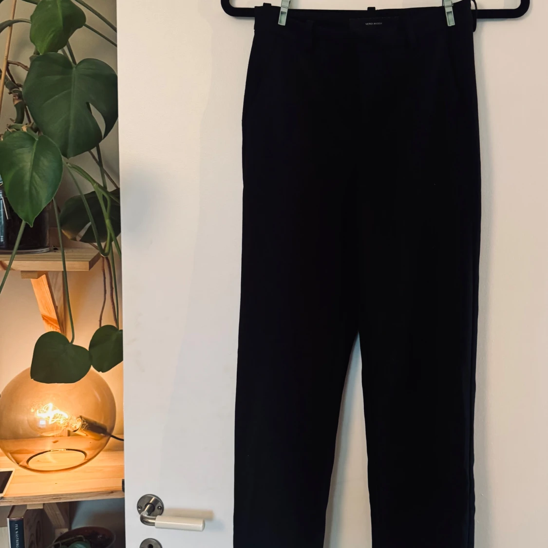 Svarta kostymbyxor från Vero Moda