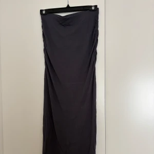 Långkjol  från Gina Tricot - En långkjol från Gina Tricot i mjukt och stretchigt bomullsmaterial. Kjolen har en rak och enkel design som sitter snyggt längs kroppen. Perfekt för dig som gillar minimalistisk och stilren look.