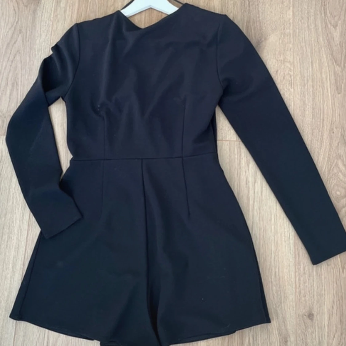 Svart kort klänning med shorts - 3