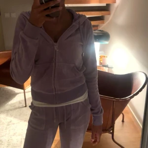 Ljuslila juicy set - Jättefin och mysigt set! Säljer pga att det aldrig kommer till användning. Använd fåtal gånger och är i jättebra skick! Byxorna är i storlek xxs o tröjan xs. Går även att köpa seperat och pris kan diskuteras! ❤️