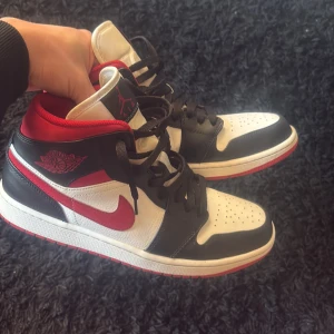 Jordan 1 mid - Säljer mina jordan 1’s i färgen ”gym red”. Skorna är väldigt fräscha, så gott som helt nya. Sitter i creaseskydd, så finns inga ”veck” eller liknande i skon. 