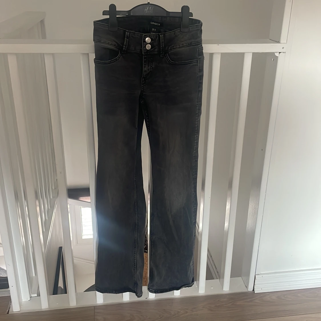 Svarta bootcut jeans från Lindex