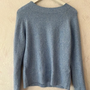 Ljusblå stickad tröja från Vero Moda - Säljer denna söta stickade tröjan från Vero Moda. Den är använd fåtal gånger och är i strl S. Den har ett hål som e igensytt o syns knappast (sista bilden) original pris 300kr 