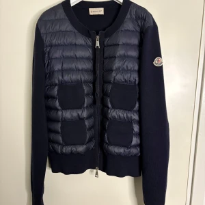 Moncler Cardigan dam  - Moncler Cardigan Marinblå i storlek M, väldigt fint skick! Äkthetsbevis finns 