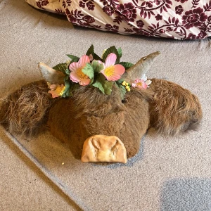 Therian mask sommar Island kossa - Handmade therian mask som tog ungefär 12 timmar att göra. Den sitter bra på huvudet och man ser förvånansvärt bra. Lucktar ingen ting och är oanvänd. Om du har några funderingar kontakta bara mig! ❤️ om du vill att jag gör några ändringar innan du köper säg bara till!! Och såklart säg bara vad du vill ha för pris så kan vi nog sänka det lite! ❤️ 