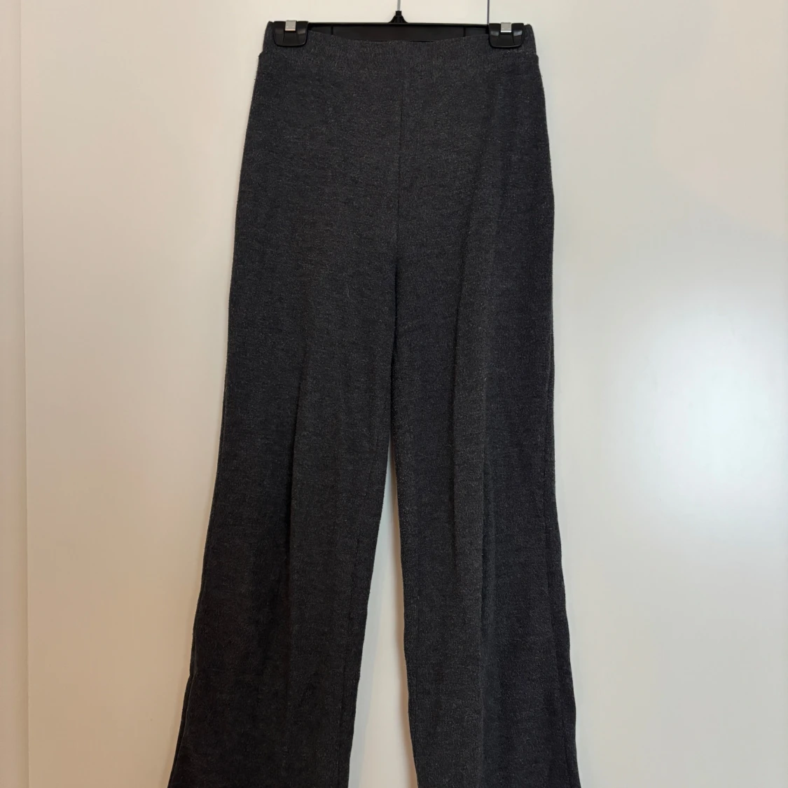 Mörkgrå stickade byxor från Zara