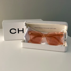 Chimi solglasögon i ljus rosa - Snygga solglasögon från Chimi i en transparent ljus rosa färg. Modellen 07, ”boxen” är lite skadad. 