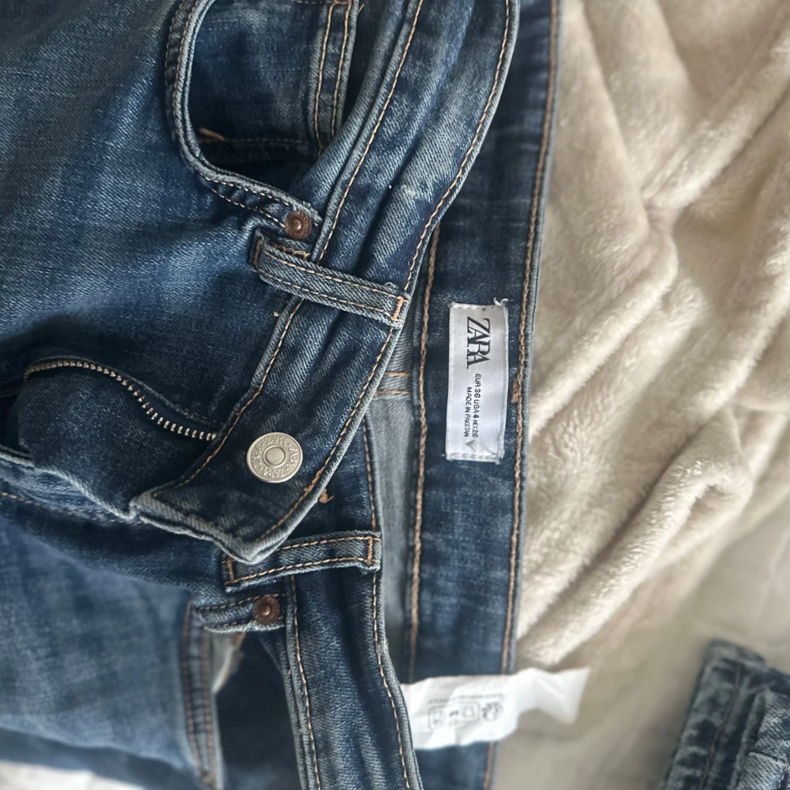 Blå bootcut jeans från Zara - 2