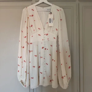 Adoore klänning - Superfin vit klänning från adoore. Använd 1gång (bilden är från förra ägaren då den köptes av mig på vinted) storlek 36