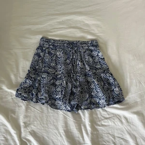 blåvit blommig kjol från zara - supersöt kjol från zara i blått och vitt med blommigt mönster💙perfekt för varma dagar och är enkel att styla med en basic topp, säljer en likadan i rosa inne på min profil!