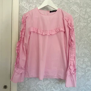 Rosa blus  - Säljer denna jätte gulliga rosa blus!☺️Är i storlek m men funkar även som en S