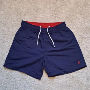 Ralph Lauren Badbyxor - Stl S - Fina marinblåa badbyxor från Ralph Lauren!🏖☀️ | Skick: 9/10 | Stl: S | Fraktar spårbart med Instabox eller Postnord | Mvh Galgen 🤗