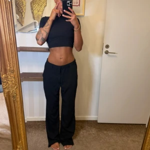 Svarta kostymbyxor med rak passform - Snygga svarta kostymbyxor, low waist och långa i modellen.❤️👍🏻                                                                 Knappen e lite sönder men de funkar utmärkt endå 