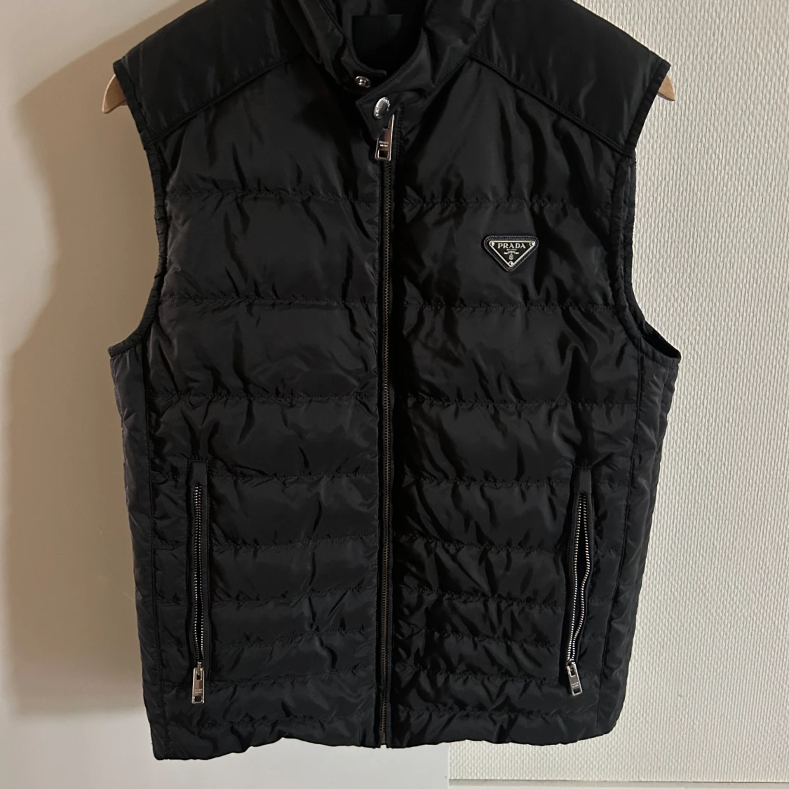 Svart dunväst från Prada