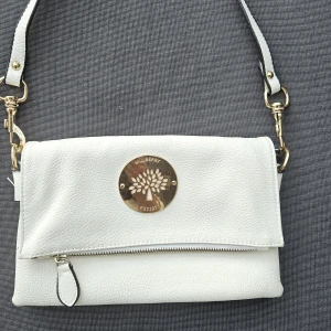 Vit Mulberry handväska - En jättefin vit Mulberry handväska som används sparsamt. Guldiga detaljer och väskan är brun inuti. 3 stora fack och små fack i väskan.