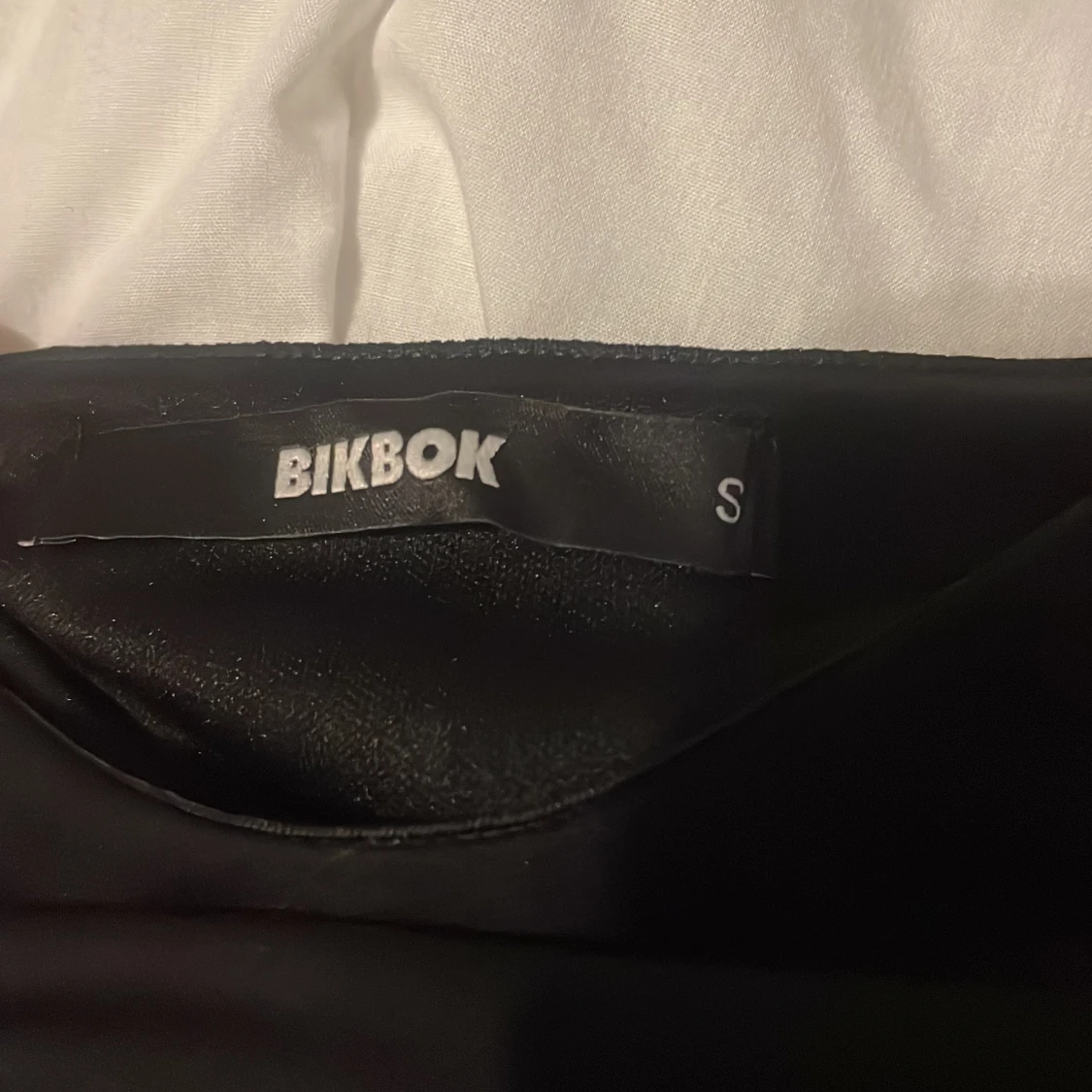 Svart axelbandslös kjol BikBok - 1