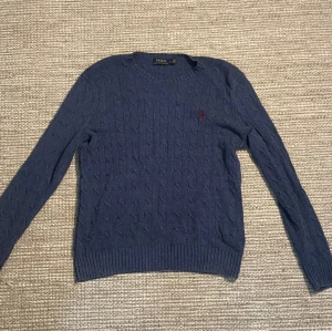 Stickad Raplh Lauren Tröja - Aldrig använt denna stilrena och snygga Ralph Lauren tröja som passar snyggt med nästan alla byxor och skor. 