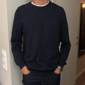Lyle scott tröja  - En marinblå lyle scott tröja i storlek L, passar dock mindre storlekar! Sparsamt använd 