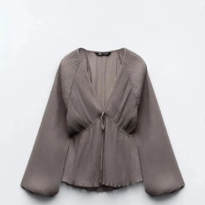 Zara plisserad blus - Eftertraktad och säljs inte längre ❤️Fint skick, storlek xs☺️