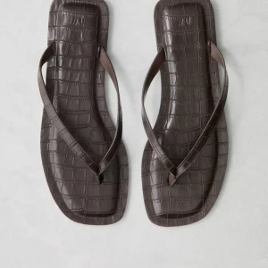 Bruna sandaler med krokopräglad yta H&M - Stilrena bruna sandaler från H&M i storlek 38 med fyrkantig tå och krokopräglad yta.🤎Aldrig använda men provade hemma så fått lite märken på undersidan! 