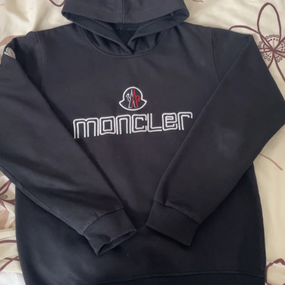 Svart Moncler hoodie med broderad logga
