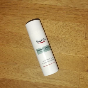 Eucerin Dermo Purifyer Oil Control - Eucerin Dermo Purifyer Oil Control Mattifying Fluid är en vit plastflaska med pump, 50 ml. Den är framtagen för att ge en matt finish och kontrollera oljig hud. Perfekt som bas innan smink för en fräsch look utan glans. Aldrig använd