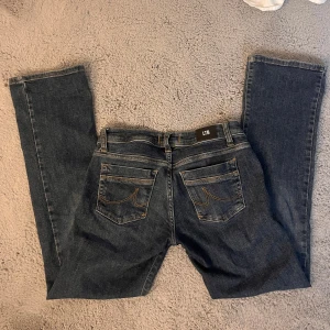 LTB valerie - Ltb jeans i modellen ”valerie”, low waist bootcut i färgen zayla wash💕storlek 25/30 så borde passa någon runt 160, jag är själv 160 och dom passar bra i längden🌸jättebra skick, knappt använda och köptes för 799, helt slutsålda nu🌸