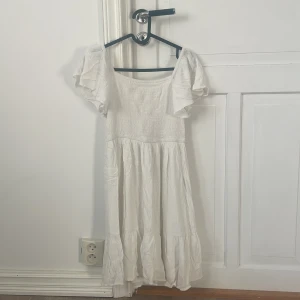 Vit sommarklänning från KappAhl - Superfin vit klänning från KappAhl med smock upptill och volangig kjol. Använd några få gånger 💗