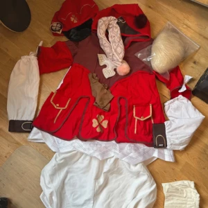 Klee cosplay  - Klee cosplay   A super pretty Klee cosplay! - Barely used (used around 3 times) - Good condition (2 barely noticeable holes, last 2 slides) - Includes = Wig, Cosplay, Hat, Gloves, Some kind of legwarmers   The wig is styled and crimped, probably the prettiest and easiest wig I’ve ever had!   I’m going to sell it because I stopped playing Genshin and it doesn’t come to use.  The original prize was around 1100kr and bought from DokiDoki.  - Doesn’t include = Elf ears, backpack and shoes!