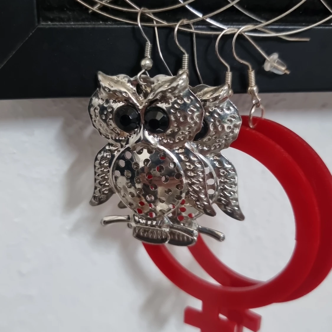 Silvriga uggleörhängen med svarta ögon