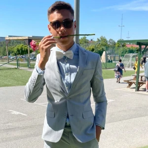 Ljusgrå hel kostym Dressmann slim fit - Säljer en stilren ljusgrå hel kostym (Kavaj&byxor) från Dressmann i slim fit-modell. Kavajen har klassisk passform med två knappar, fickor med lock och snygga detaljer vid ärmslutet. Materialmix av polyester, ull och elastan ger både komfort och snyggt fall. 